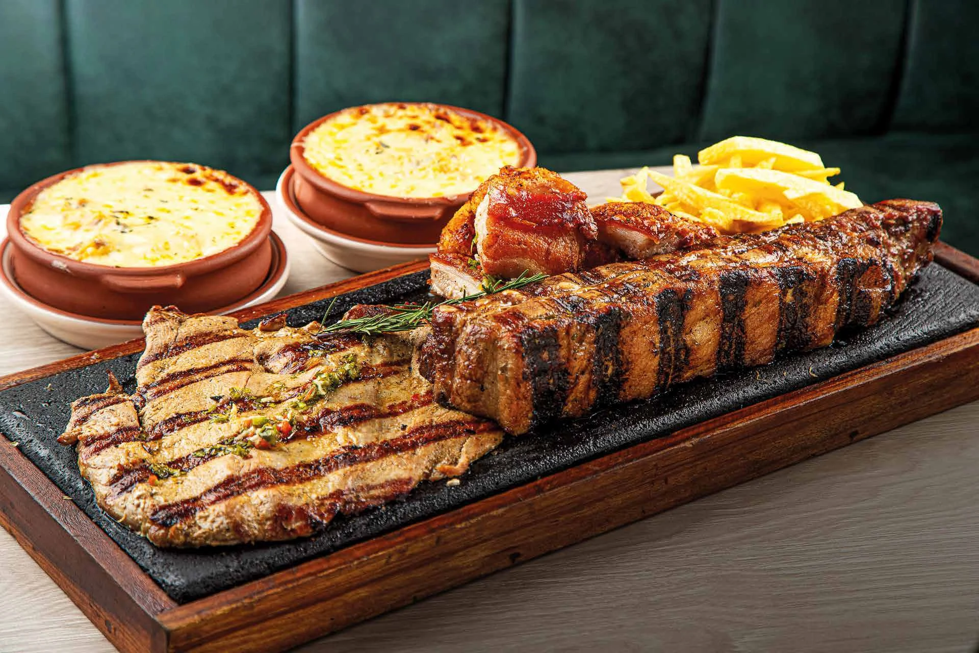 Festín de cerdo: costilla, panceta y lomo con acompañantes