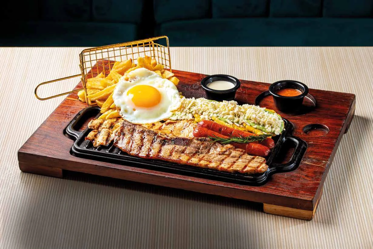Atentado del patrón: costilla, pechuga, chorizo y huevo
