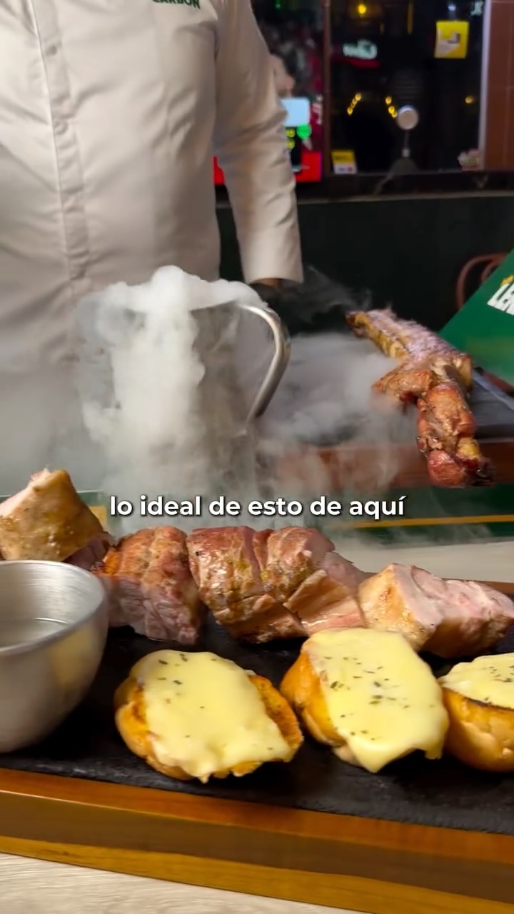 Costilla y acompañantes en una publicación de Leñas y Carbón